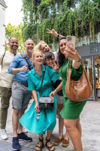 Stuttgart ist bereits im Frühling attraktiv: Man sieht mehrere junge Menschen, die ein Selfie von sich anfertigen
