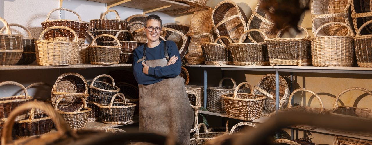 Korbflechterin Susanne Binder aus Heudorf in ihrer Werkstatt, im Hintergrund jede Menge Körbe