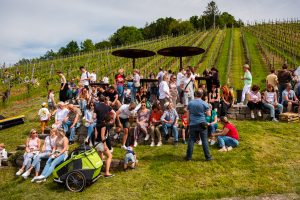 Eine größere Menschenmenge bei einem Fest der Fellbacher Weingärtner