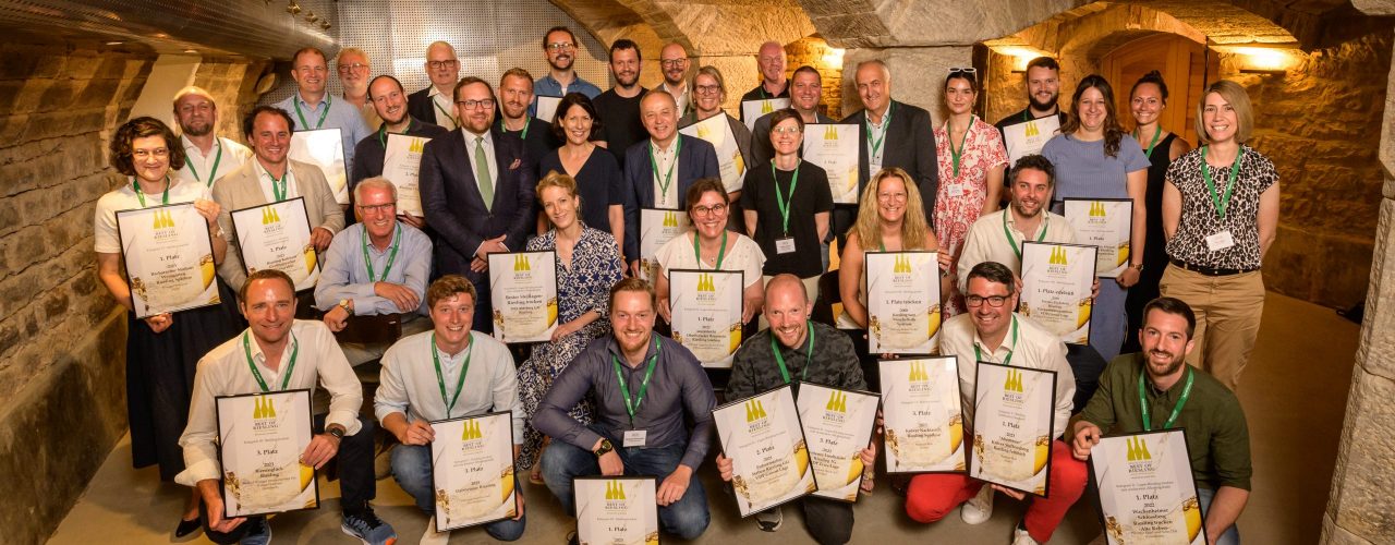 Die ausgezeichneten Weingüter und Genossenschaften bei "Best of Riesling 2024" mit ihren Siegerurkunden