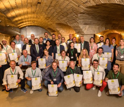 Die ausgezeichneten Weingüter und Genossenschaften bei "Best of Riesling 2024" mit ihren Siegerurkunden