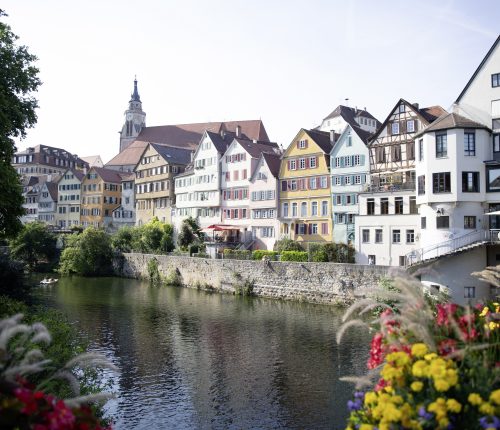 Tübingen: Die Altstadt, vom im Vordergrund liegenden Neckar aus gesehen.